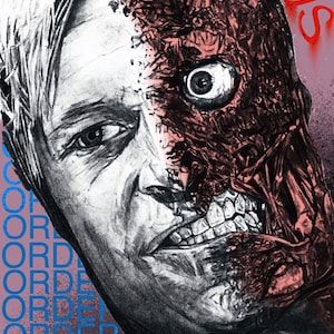 Puede incluir: Un dibujo a lápiz en blanco y negro de un hombre con la mitad de su rostro mostrando una expresión normal y la otra mitad mostrando una cara grotesca y monstruosa. El lado monstruoso tiene un ojo grande y azul y una amplia sonrisa con dientes. Las palabras "ORDER" se repiten en texto azul en el lado izquierdo de la imagen, y la palabra "CHAOS" está escrita en texto rojo en el lado derecho de la imagen.