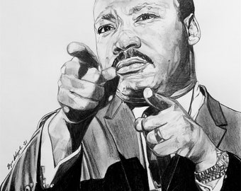 Może przedstawiać: Czarno-biały rysunek ołówkiem przedstawiający Martina Luthera Kinga Jr. wskazującego obiema rękami. Rysunek jest podpisany "By-J.H.R.L. '21" w lewym dolnym rogu i "©Bryan Whipple Portraits" w prawym dolnym rogu.