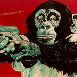 Puede incluir: Una pintura de un chimpancé sosteniendo una pistola, con un fondo rojo. El chimpancé lleva una camisa blanca y tiene una expresión seria en su rostro. La pintura se titula "Bryan Whipple Portraits".