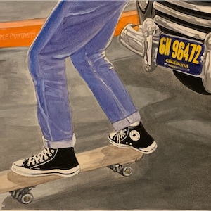 Puede incluir: Una persona con jeans azules y zapatillas negras está haciendo skateboard frente a un coche antiguo. El coche tiene una matrícula de California que dice "6M 96472".