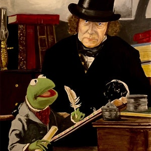 Puede incluir: Una pintura de un hombre con un sombrero de copa y una rana verde vestida con un traje y sosteniendo una pluma. El hombre está sentado en un escritorio con libros y una pluma. La pintura está titulada "Bryan Whipple Portraits".