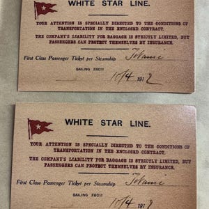 Peut inclure: Deux billets de première classe de la White Star Line. Chaque billet présente un emblème de drapeau rouge et le texte "WHITE STAR LINE". Les billets sont datés du 10/4/1912 et mentionnent le Titanic.