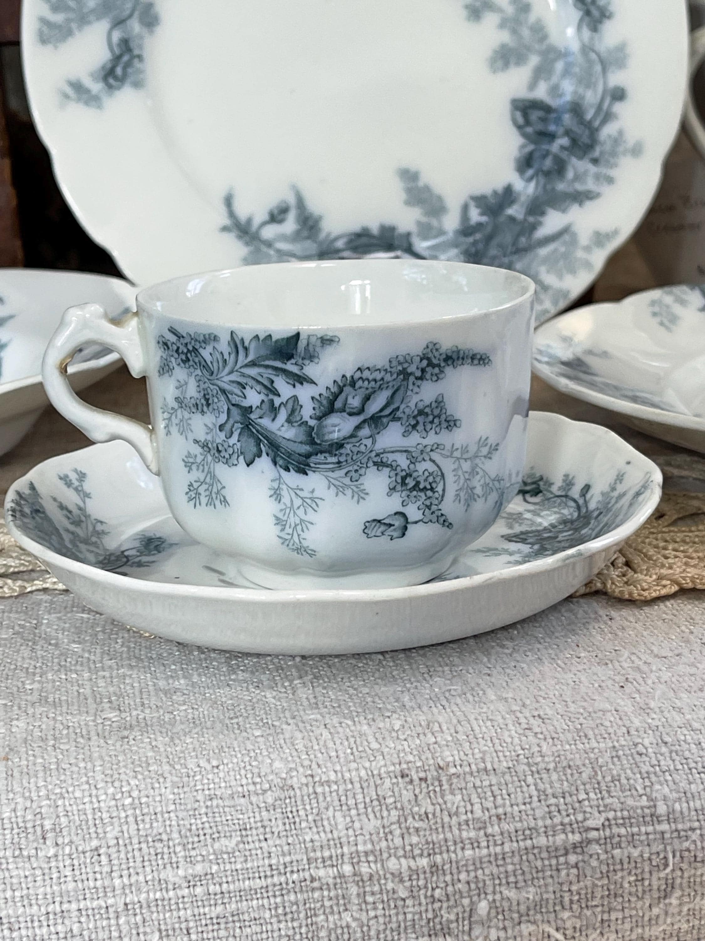 Johnson Brothers カップ＆ソーサー 花柄 英国製 Antique English Johnson Bros. Cup and Saucer “paris” Pattern With
