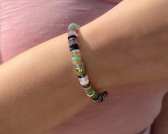 Gemischtes Edelstein-Heishi-Armband mit Goldakzenten, Edelstein-Armband, Boho-Stil, buntes Armband, Sommerschmuck, Geschenk für Sie, Muttergeschenk