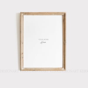 以下が含まれることがあります： 白いマットと黒い文字「YOUR WORK Here」が入った明るい木製の額縁です。