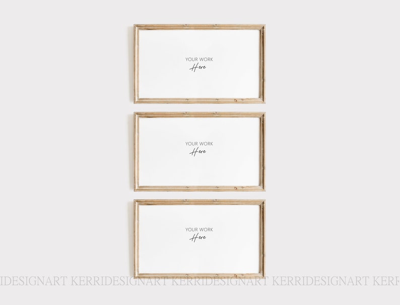 Op de afbeelding: Drie rechthoekige houten fotolijsten met witte interieurs zijn verticaal gestapeld tegen een witte achtergrond. Elk frame heeft de tekst "YOUR WORK Here" in een handschriftachtig lettertype. De frames hebben een lichtbruine, rustieke afwerking.