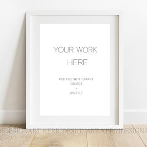Puede incluir: Un marco blanco con un paspart&uacute; blanco y un fondo blanco. El texto "YOUR WORK HERE" est&aacute; centrado en el marco. Debajo del texto se encuentra "PSD FILE WITH SMART OBJECT" y "JPG FILE".