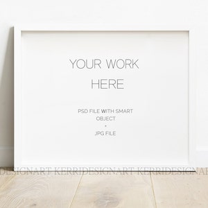 Pode incluir: Mockup de moldura branca com o texto "YOUR WORK HERE" e o texto "PSD FILE WITH SMART OBJECT JPG FILE" abaixo. A moldura est&aacute; em um piso de madeira claro.