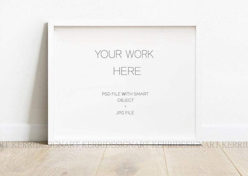 Pode incluir: Mockup de moldura branca com o texto "YOUR WORK HERE" e o texto "PSD FILE WITH SMART OBJECT JPG FILE" abaixo. A moldura est&aacute; em um piso de madeira claro.
