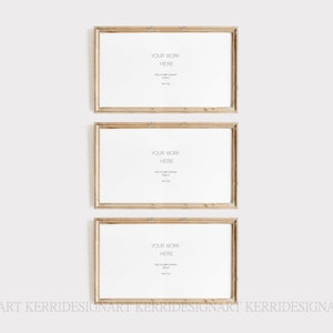 Op de afbeelding: Drie rechthoekige houten fotolijsten met witte interieurs zijn verticaal gestapeld tegen een witte achtergrond. Elke lijst heeft de tekst "YOUR WORK HERE" en andere tekst. De lijsten hebben een lichtbruine, rustieke afwerking.