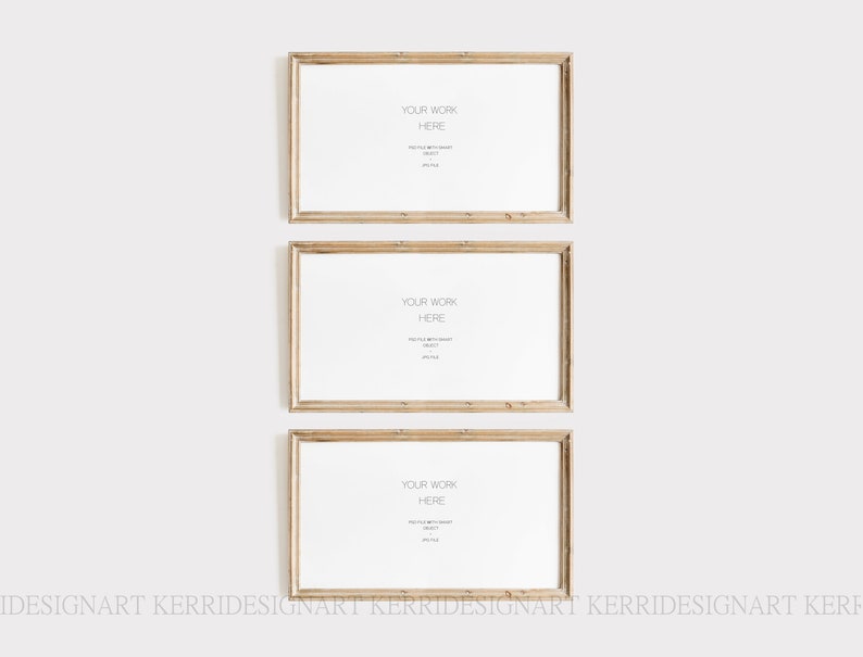 Op de afbeelding: Drie rechthoekige houten fotolijsten met witte interieurs zijn verticaal gestapeld tegen een witte achtergrond. Elke lijst heeft de tekst "YOUR WORK HERE" en andere tekst. De lijsten hebben een lichtbruine, rustieke afwerking.