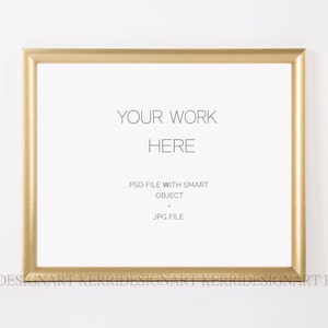 K&ouml;nnte beinhalten: Ein rechteckiger goldfarbener Bilderrahmen mit dem Text "YOUR WORK HERE" in der Mitte. Unter dem Text stehen die Worte "PSD FILE WITH SMART OBJECT + JPG FILE". Der Rahmen ist leer, bereit f&uuml;r ein Kunstwerk oder ein Foto.
