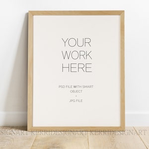 Pode incluir: Uma moldura de madeira clara com um passe-partout branco e o texto "YOUR WORK HERE" em preto. O texto "PSD FILE WITH SMART OBJECT" e "JPG FILE" tamb&eacute;m est&atilde;o em preto abaixo do texto principal.