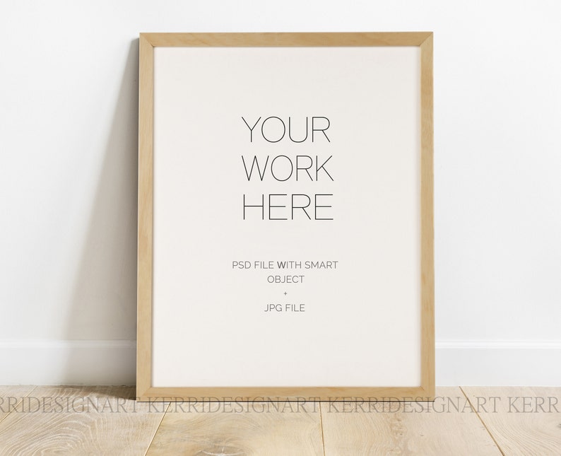 Pode incluir: Uma moldura de madeira clara com um passe-partout branco e o texto "YOUR WORK HERE" em preto. O texto "PSD FILE WITH SMART OBJECT" e "JPG FILE" tamb&eacute;m est&atilde;o em preto abaixo do texto principal.