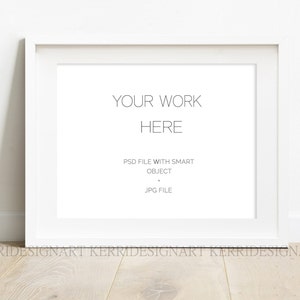 Puede incluir: Maqueta de marco blanco con el texto "YOUR WORK HERE" y el texto "PSD FILE WITH SMART OBJECT JPG FILE" en un fondo blanco.