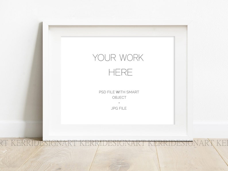 Puede incluir: Maqueta de marco blanco con el texto "YOUR WORK HERE" y el texto "PSD FILE WITH SMART OBJECT JPG FILE" en un fondo blanco.