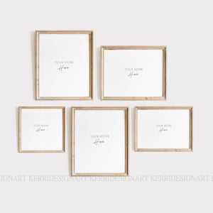 Könnte beinhalten: Fünf Bilderrahmen aus Holz mit hellbrauner Oberfläche, die in einer Galeriewand-Anordnung angeordnet sind. Die Rahmen sind leer und haben den Text "YOUR WORK Here" in Schwarz in jedem Rahmen.