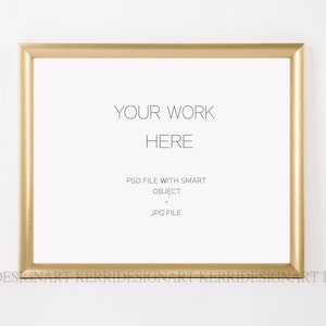 K&ouml;nnte beinhalten: Ein goldfarbener rechteckiger Bilderrahmen mit dem Text "YOUR WORK HERE" in der Mitte. Darunter stehen die Worte "PSD FILE WITH SMART OBJECT" und "JPG FILE". Der Rahmen ist leer, bereit f&uuml;r ein Kunstwerk oder ein Foto.