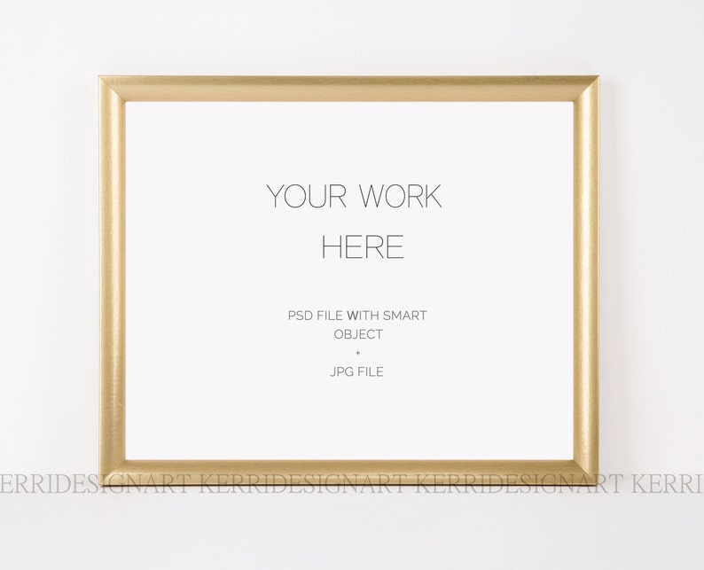 K&ouml;nnte beinhalten: Ein goldfarbener rechteckiger Bilderrahmen mit dem Text "YOUR WORK HERE" in der Mitte. Darunter stehen die Worte "PSD FILE WITH SMART OBJECT" und "JPG FILE". Der Rahmen ist leer, bereit f&uuml;r ein Kunstwerk oder ein Foto.