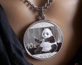 Pandabär. 999/1000 Silber auf Edelstahlronde. Silberschmuck. Schmuckanhänger.