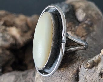 Mother of Pearl Native Ring Old Pawn Size 5. JR 465
