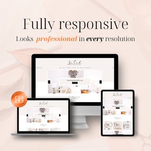 Op de afbeelding: Een website-ontwerpmockup die een website op een desktopcomputer, laptop en tablet laat zien. De website is voor een bedrijf genaamd "Sarah" en heeft een lichtroze en witte kleurschema met een houten hart waarop "Brave" staat. De website heeft een sectie genaamd "Something beautiful to say" en een sectie genaamd "Categories".