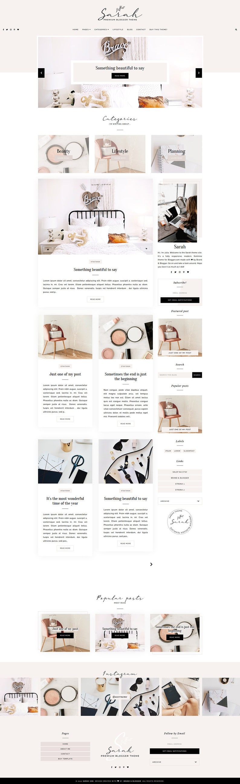 Op de afbeelding: Een website-homepage voor een lifestyleblog genaamd "Sarah". De website heeft een lichtroze en witte kleurschema met een minimalistisch ontwerp. De homepage bevat een  geplaatst bericht, categorie&euml;n, populaire berichten en een sectie voor Instagram.