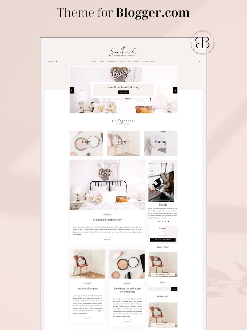 Op de afbeelding: Een website-homepage voor een lifestyle-blog genaamd "Sarah". De website heeft een witte achtergrond met zwarte tekst en afbeeldingen. De website heeft een kop met de blognaam, een navigatiebalk en een gefeatured post. De gefeatured post is een foto van een slaapkamer met een wit bed en een houten bord met de tekst "Brave". De website heeft ook een sectie voor categorie&euml;n, waaronder beauty, lifestyle en planning. De website heeft ook een sectie voor recente berichten, waaronder berichten over beauty, lifestyle en planning.