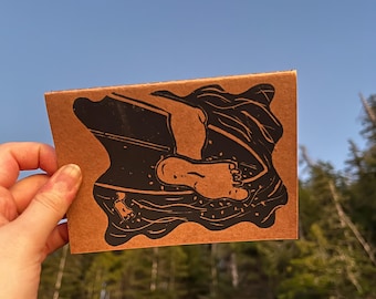 Handgedrucktes Notizbuch | Surferfüße baumeln in Biolumineszenz | Küstenbrandung Kunst