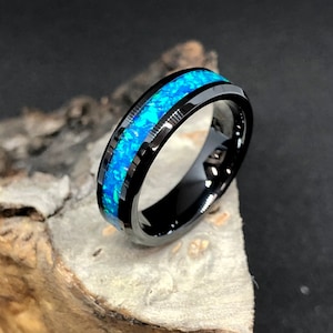 Schwarzer Ring aus Keramik mit blauem Opal