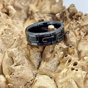 Schwarze Keramik mit Gabun Ebenholz und Bronze Fish Hook Inlay Ehering / Verlobungsring