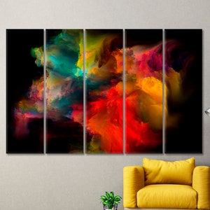 Op de afbeelding: Abstracte kunstprint met vijf panelen met een kleurrijk, wervelend, wolkachtig ontwerp in tinten rood, oranje, geel, groen en blauw tegen een zwarte achtergrond.