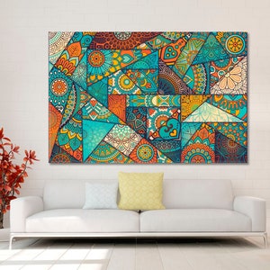 Puede incluir: Impresión de arte geométrico abstracto con un diseño de patchwork que presenta mandalas y triángulos coloridos en tonos de azul, naranja, amarillo y marrón.