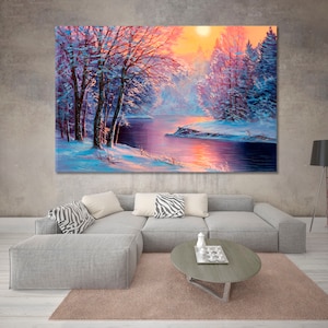 Könnte beinhalten: Ein Gemälde, das eine verschneite Winterlandschaft mit einem Fluss zeigt, der sich durch einen Wald schlängelt. Die Bäume sind mit Schnee bedeckt und der Himmel ist in leuchtenden Orange- und Rosatönen gehalten. Die Sonne geht in der Ferne unter.