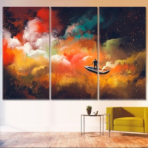 Könnte beinhalten: Ein surrealistisches Gemälde einer Person, die ein Boot durch einen farbenfrohen Nebel rudert. Der Nebel ist gefüllt mit wirbelnden Wolken in Rot, Orange, Gelb, Grün und Blau. Die Person ist vor den leuchtenden Farben des Nebels silhouettiert.