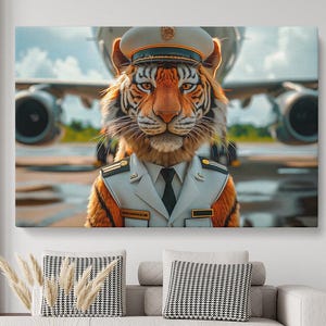 Puede incluir: Un lienzo que presenta un tigre con uniforme de piloto, frente a un avión. El tigre lleva un uniforme azul claro con una corbata negra y un gorro de piloto. El fondo muestra el avión y un cielo nublado.