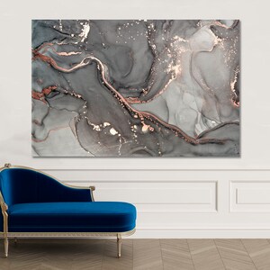 K&ouml;nnte beinhalten: Abstrakter Kunstdruck mit einem Marmormuster in Grau und Ros&eacute;gold. Der Druck hat ein wirbelndes, flie&szlig;endes Muster mit einem Hauch von Metallic-Glanz.
