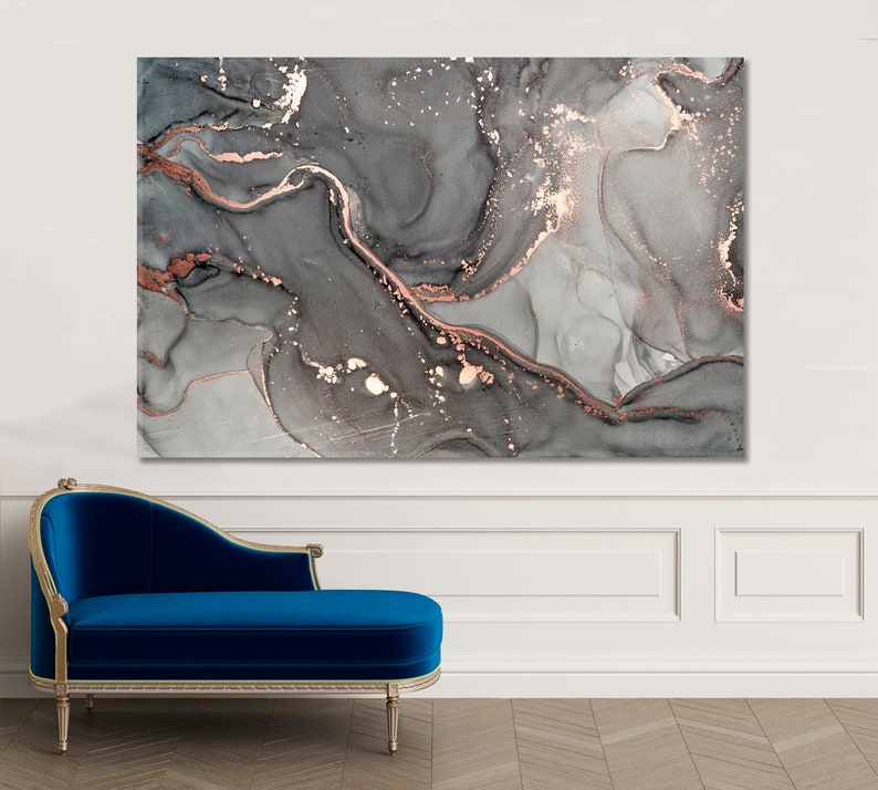 K&ouml;nnte beinhalten: Abstrakter Kunstdruck mit einem Marmormuster in Grau und Ros&eacute;gold. Der Druck hat ein wirbelndes, flie&szlig;endes Muster mit einem Hauch von Metallic-Glanz.