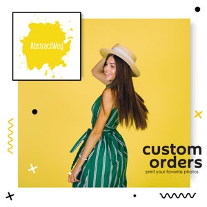 Op de afbeelding: Een vrouw in een groen-wit gestreepte jurk en een strohoed staat tegen een gele achtergrond. De tekst "custom orders print your favorite photos" staat onderaan de afbeelding.