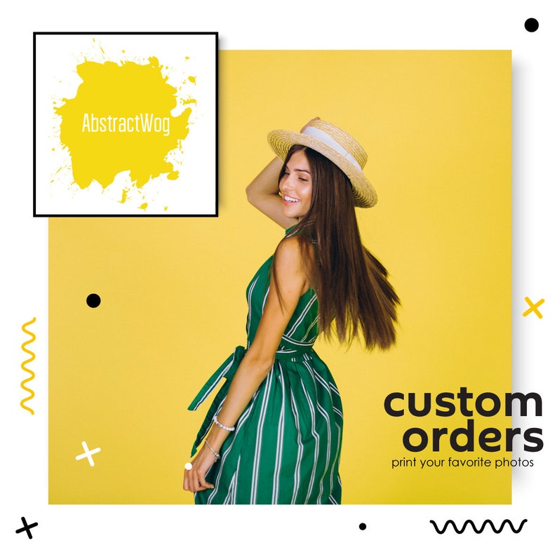 Op de afbeelding: Een vrouw in een groen-wit gestreepte jurk en een strohoed staat tegen een gele achtergrond. De tekst "custom orders print your favorite photos" staat onderaan de afbeelding.