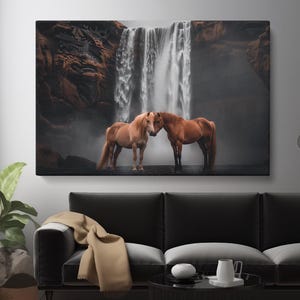 Pferde Liebe Wand Kunst Druck, Wilde Pferde Leinwanddruck, Pferde am Wasserfall Wohnkultur, Wilde Pferde Kunst für Haus, Geschenk für Pferdeliebhaber
