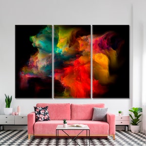 Op de afbeelding: Abstracte kunstprint met drie panelen met levendige kleuren in rood, oranje, geel, groen, blauw en paars. De kleuren mengen zich om een ​​wervelend, wolkachtig effect te cre&euml;ren.
