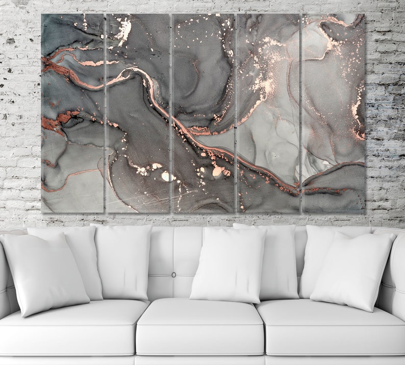 K&ouml;nnte beinhalten: Abstrakter Kunstdruck mit einem Marmormuster in Grau und Ros&eacute;gold. Der Druck ist in vier Paneele unterteilt.