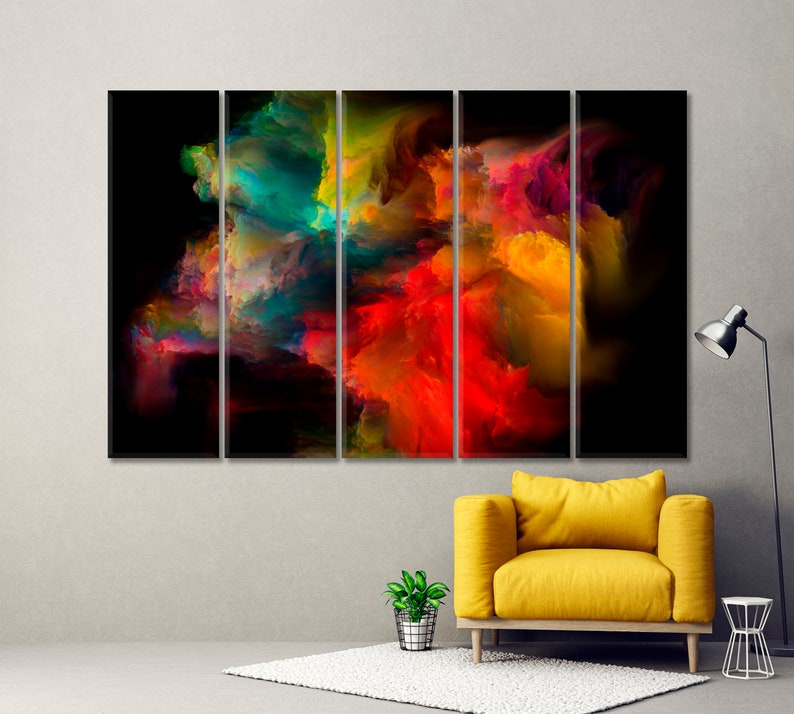 Op de afbeelding: Abstracte kunstprint met vijf panelen met een kleurrijk, wervelend, wolkachtig ontwerp in tinten rood, oranje, geel, groen en blauw tegen een zwarte achtergrond.