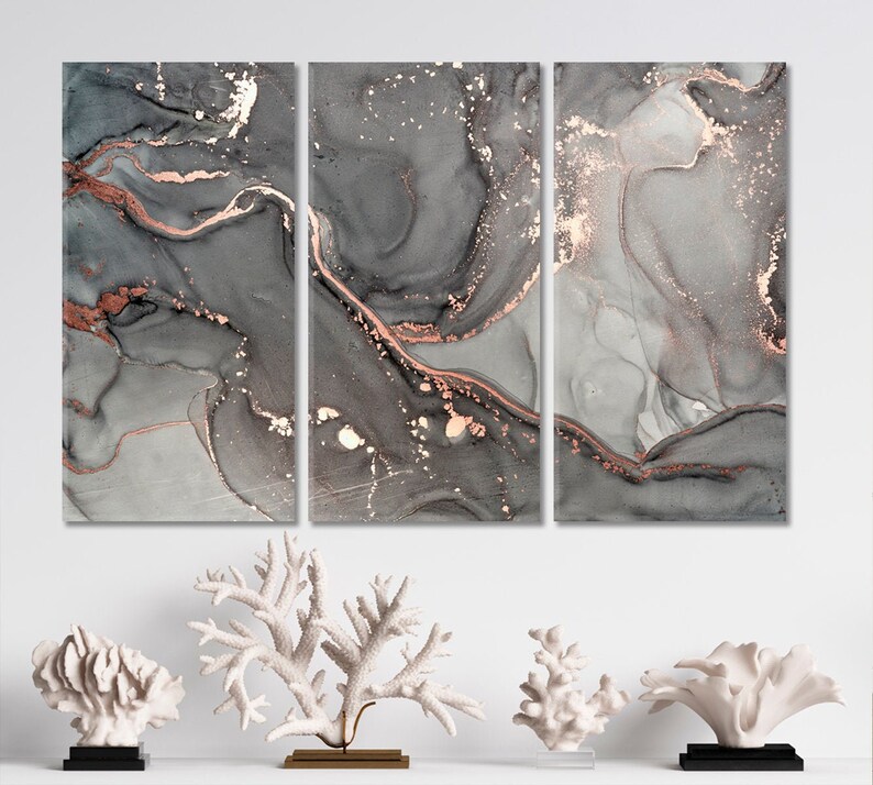 K&ouml;nnte beinhalten: Dreiteiliges abstraktes Kunstdruck-Set mit einem grauen und wei&szlig;en Marmorhintergrund mit ros&eacute;goldenen Akzenten. Die Drucke sind perfekt, um jedem Raum einen Hauch von moderner Eleganz zu verleihen.