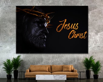 Puede incluir: Una imagen en blanco y negro de Jesucristo con una corona de espinas. El texto "Jesucristo" está escrito en letras doradas sobre un fondo negro.