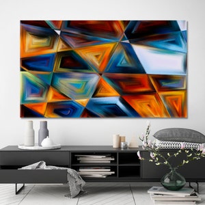 Op de afbeelding: Abstract schilderij met geometrische vormen in tinten van blauw, oranje, geel en bruin. Het schilderij is gemaakt van overlappende driehoeken en vierkanten.