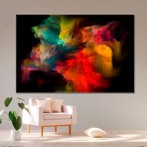 Op de afbeelding: Abstracte kunstprint met een kleurrijk, wervelend wolkvormig ontwerp in tinten rood, geel, groen, blauw en paars tegen een zwarte achtergrond.