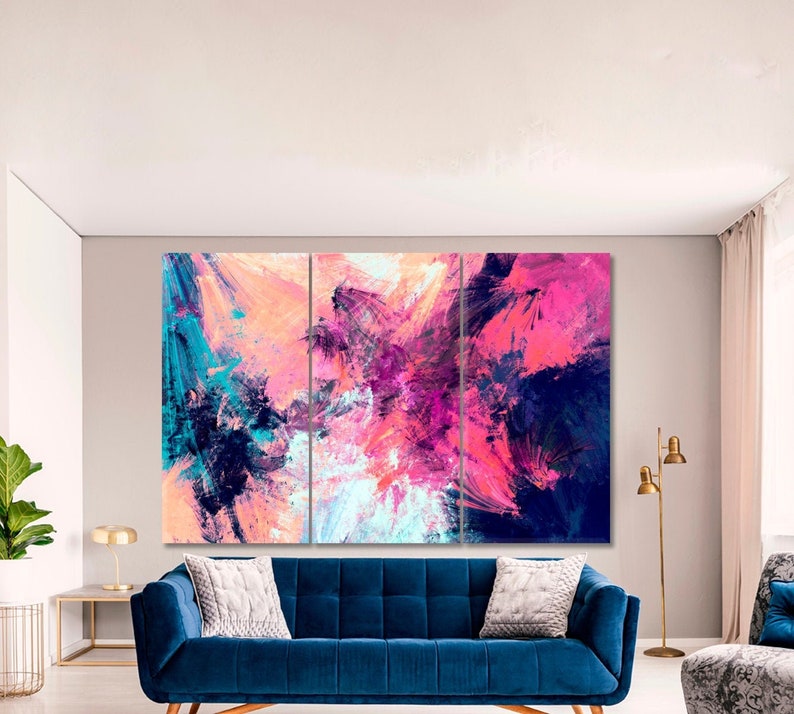 K&ouml;nnte beinhalten: Abstrakter Kunstdruck mit einem dreiteiligen Design. Der Druck zeigt eine lebendige Mischung aus rosa, blauen und violetten Farbt&ouml;nen in einem wirbelnden, abstrakten Muster.