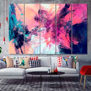 K&ouml;nnte beinhalten: Abstrakte Malerei mit einem mehrteiligen Leinwandbild in den Farben Rosa, Blau und Wei&szlig;. Das Bild h&auml;ngt an einer Wand &uuml;ber einem wei&szlig;en Sofa mit bunten Kissen.